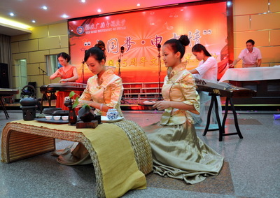 学校举行庆祝建国65周年文化艺术活动
